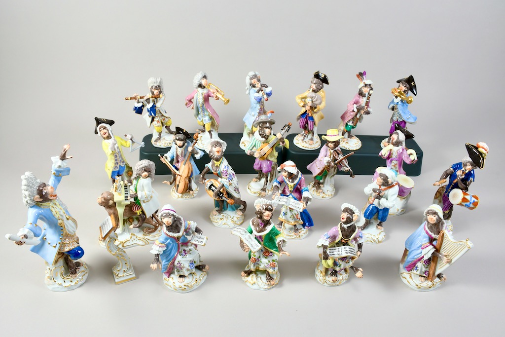 Fragile Meissen Porzellanfiguren als Affenkapelle